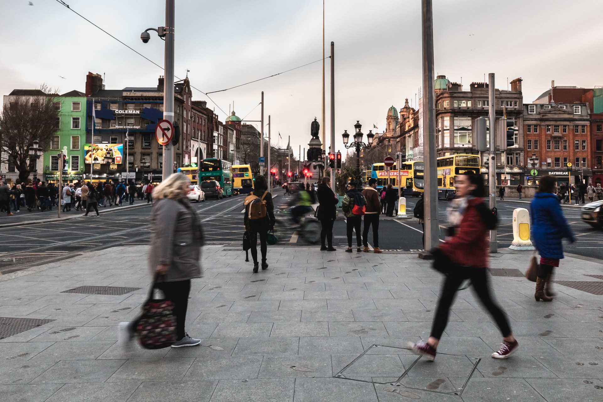 Dublin şehir merkezinde bir caddede yürüyen insanlar